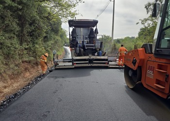 <p>Estrada de acesso ao Rinc&atilde;o dos Mendes recebe pavimenta&ccedil;&atilde;o</p>
