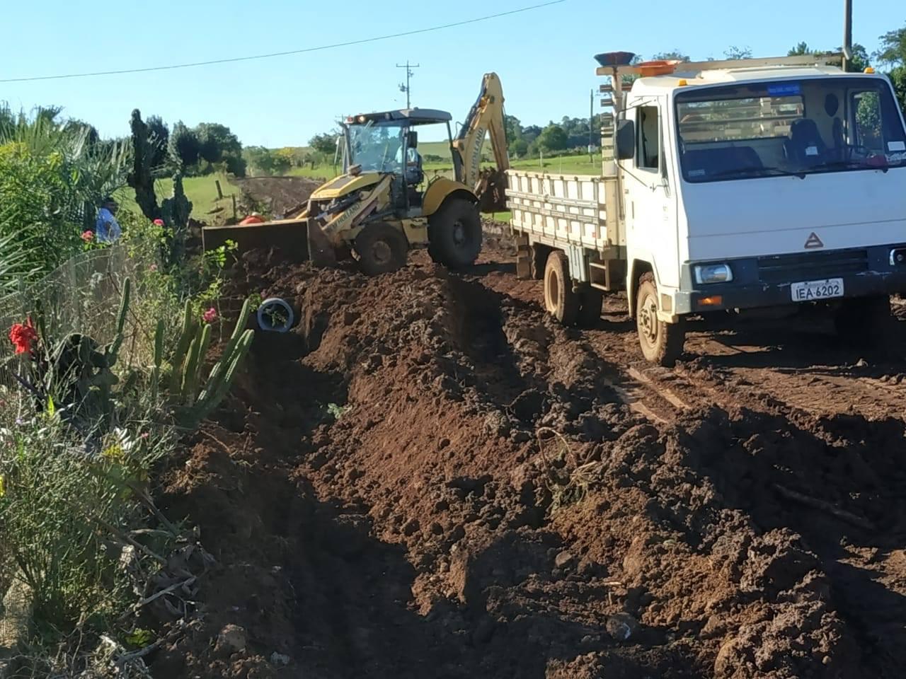 Secretaria de Obras trabalha na recuperação de redes de água