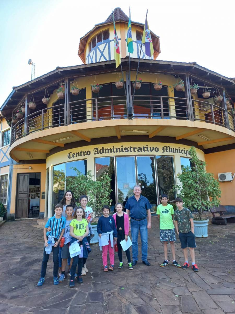 Crianças da EMEF São Francisco de Borja visitam a Prefeitura Municipal
