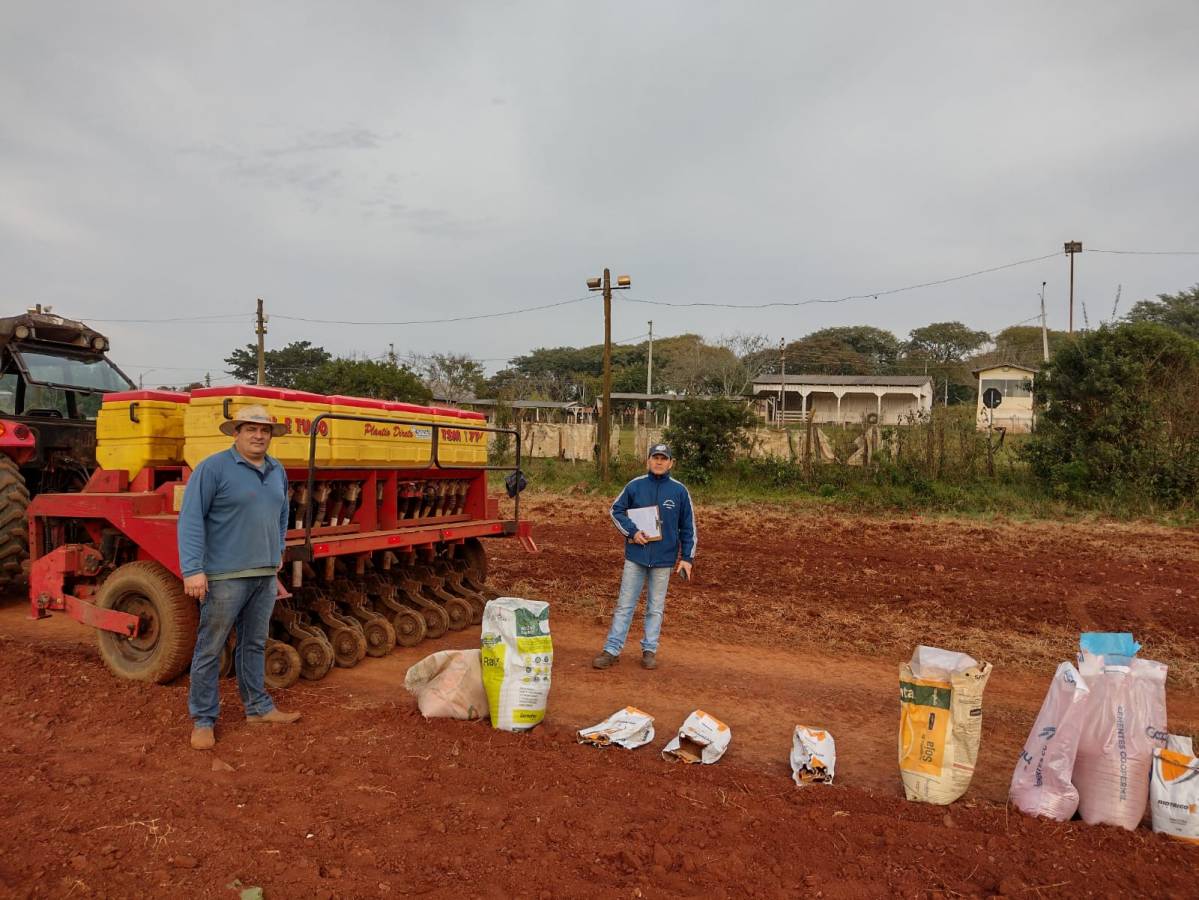 Realizado o plantio de mais variedades na área demonstrativa municipal