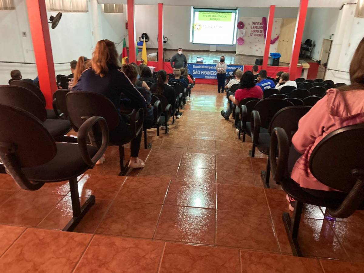 Alunos do 8º e 9º ano da EMEF São Francisco de Borja participam de palestra