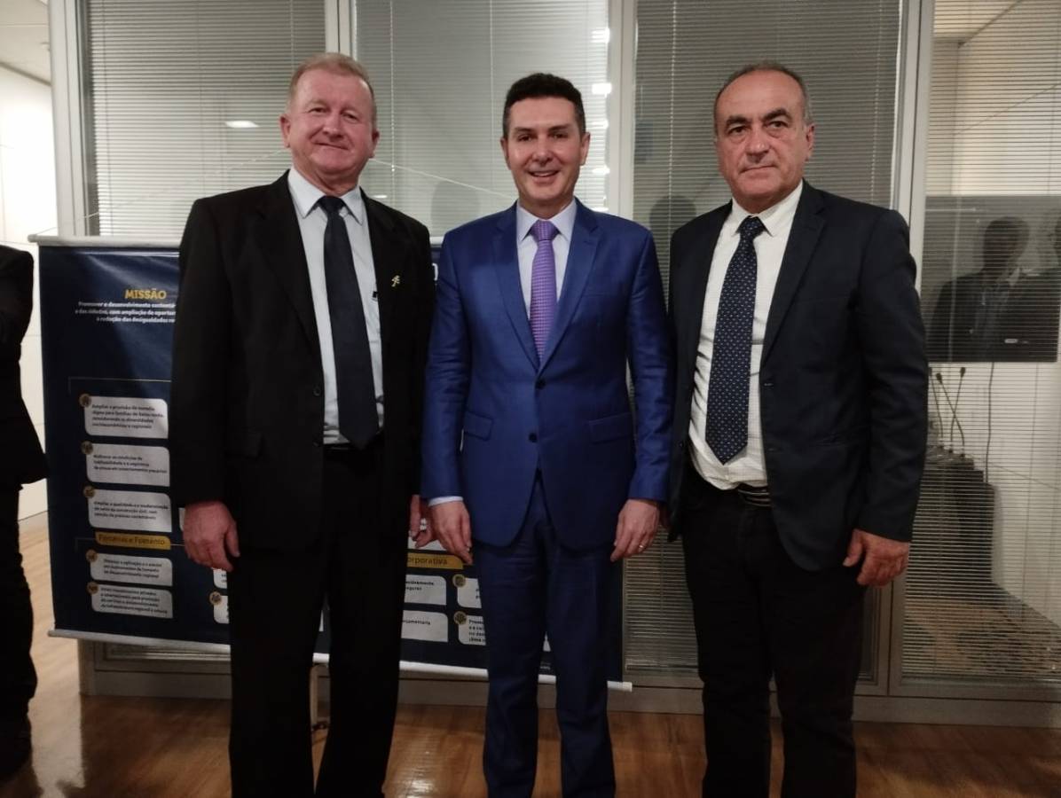 Prefeito viaja em busca de recursos