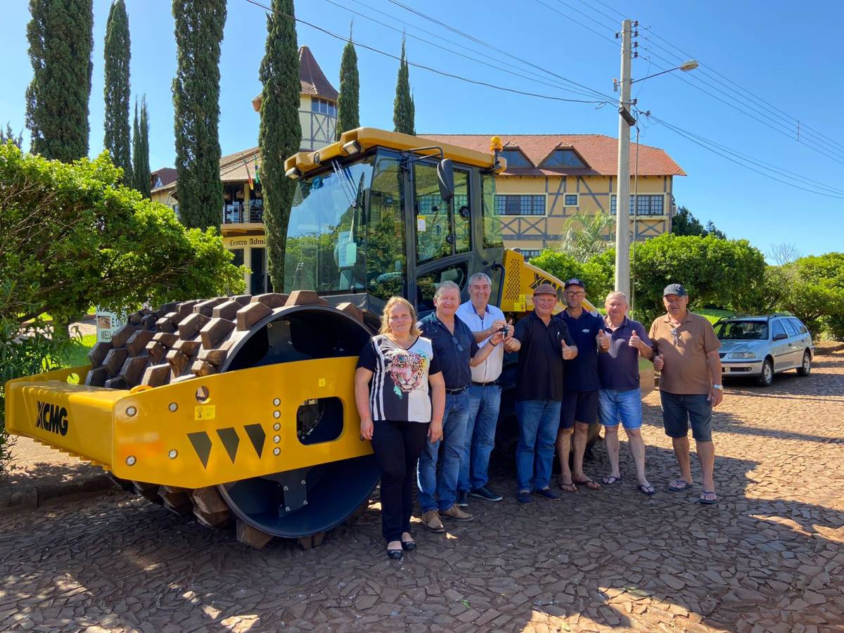 Rolo compactador é entregue em São Pedro do Butiá