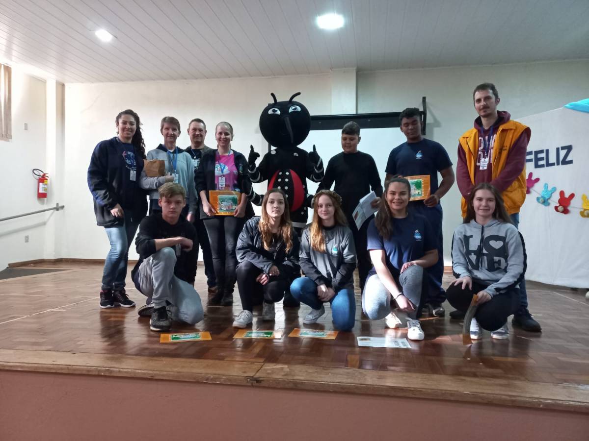 Agentes de saúde e agente de endemias realizam trabalho de conscientização nas escolas