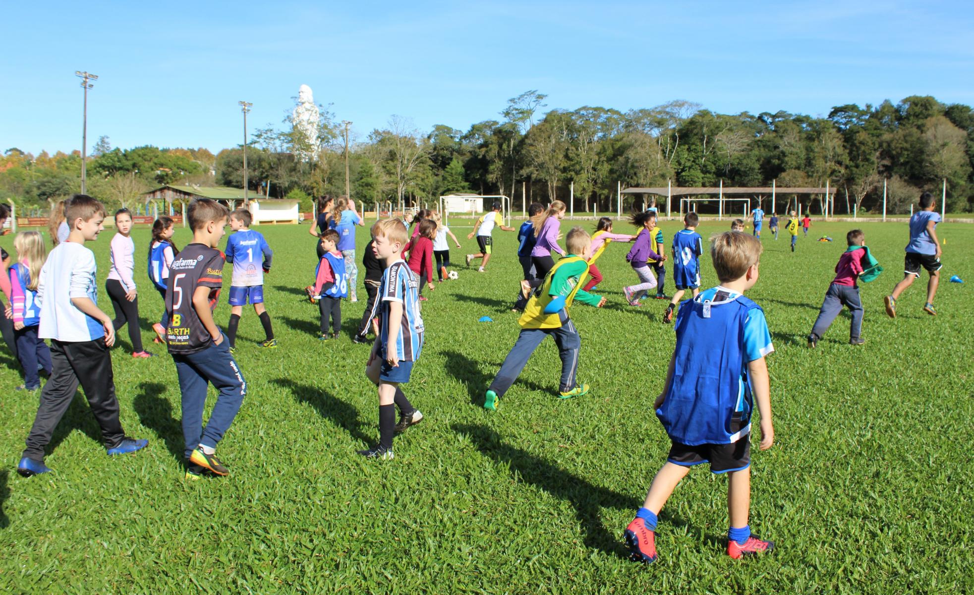 Quinta-Feira: dia da Escolinha de Futebol