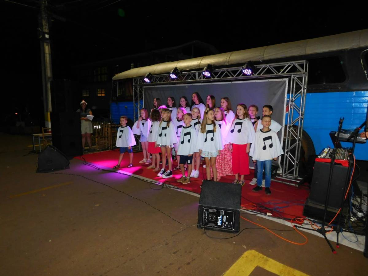 Alunos do projeto "Cultivando o Dom" fazem apresentação em município vizinho