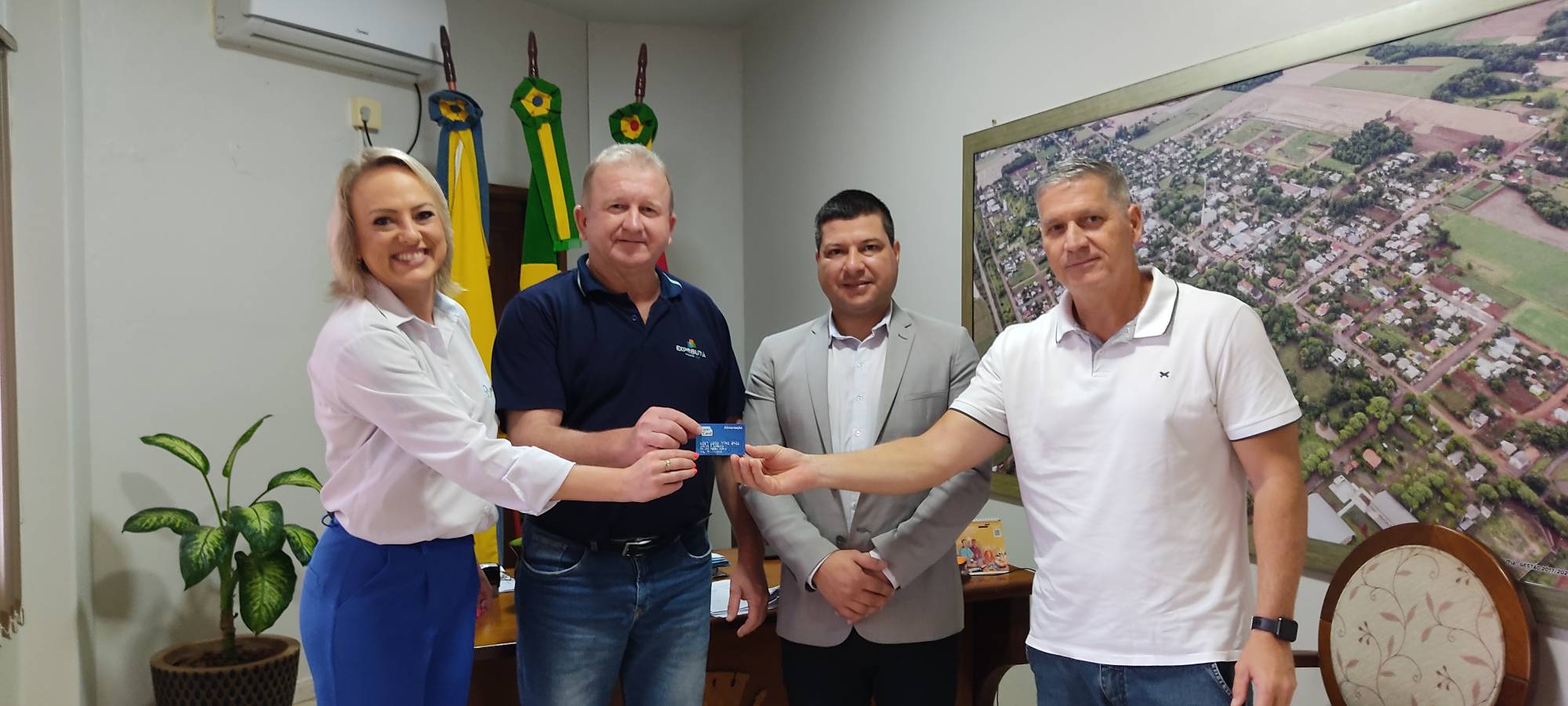 Administração Municipal entrega cartões de vale-alimentação para os servidores