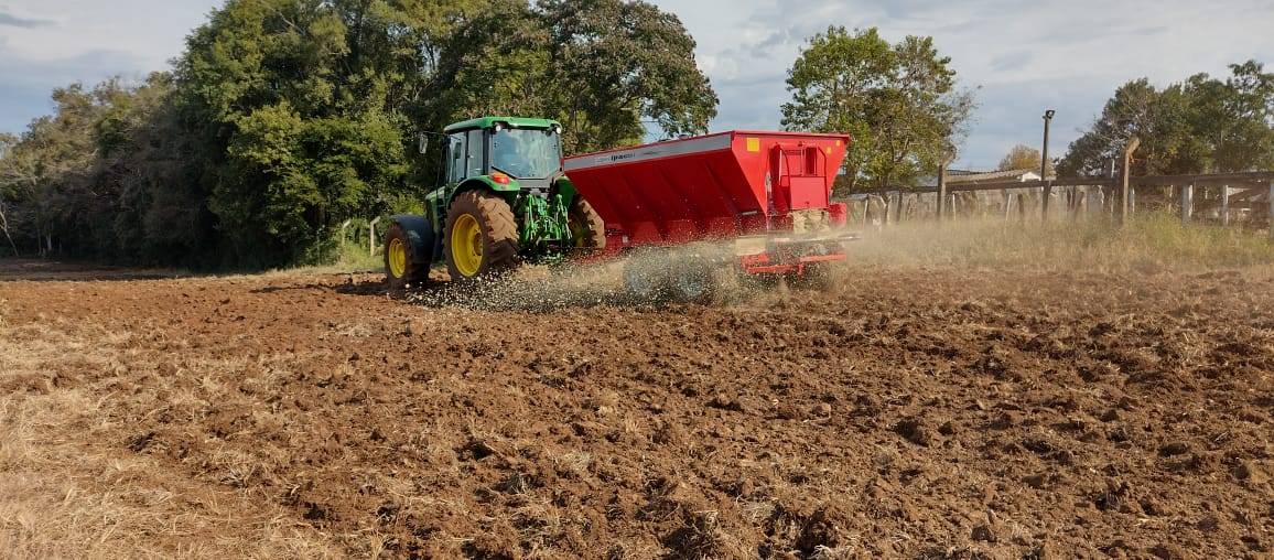 Realizada correção de solo na área demonstrativo do Município
