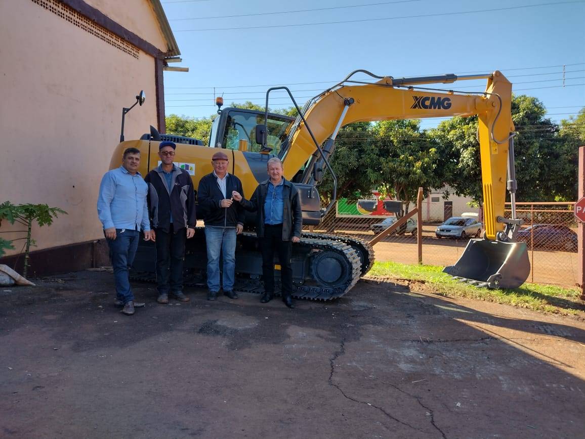 Escavadeira Hidráulica é entregue ao município