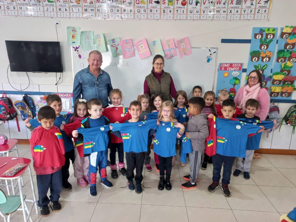 Alunos da Rede Municipal recebem uniforme