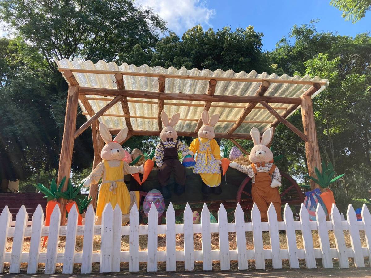 Cidade é decorada com enfeites de Páscoa