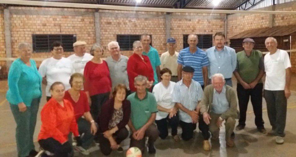 Prefeito prestigia dia de treino dos grupos de Câmbio