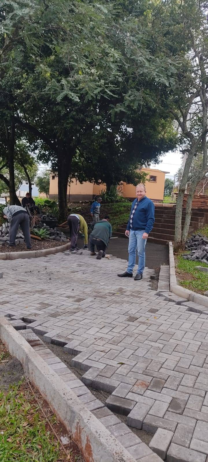Prefeito Municipal visita obra de revitalização da Praça Municipal