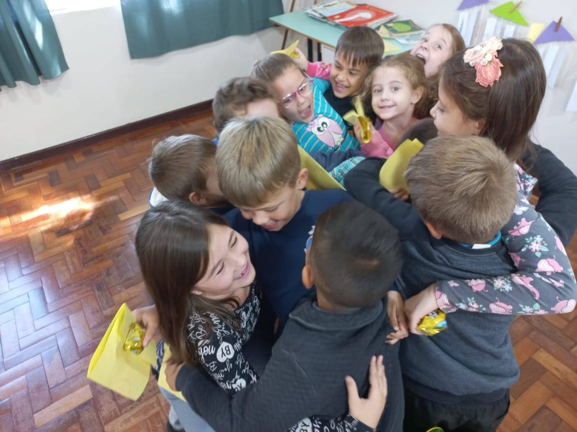 No último dia 20 as escolas da Rede Municipal de Ensino promoveram o dia do amor e gratidão