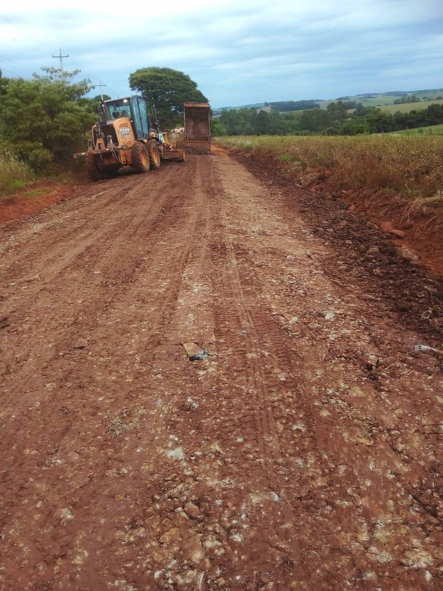 Secretaria de obras segue realizando melhorias nas estradas da zona rural