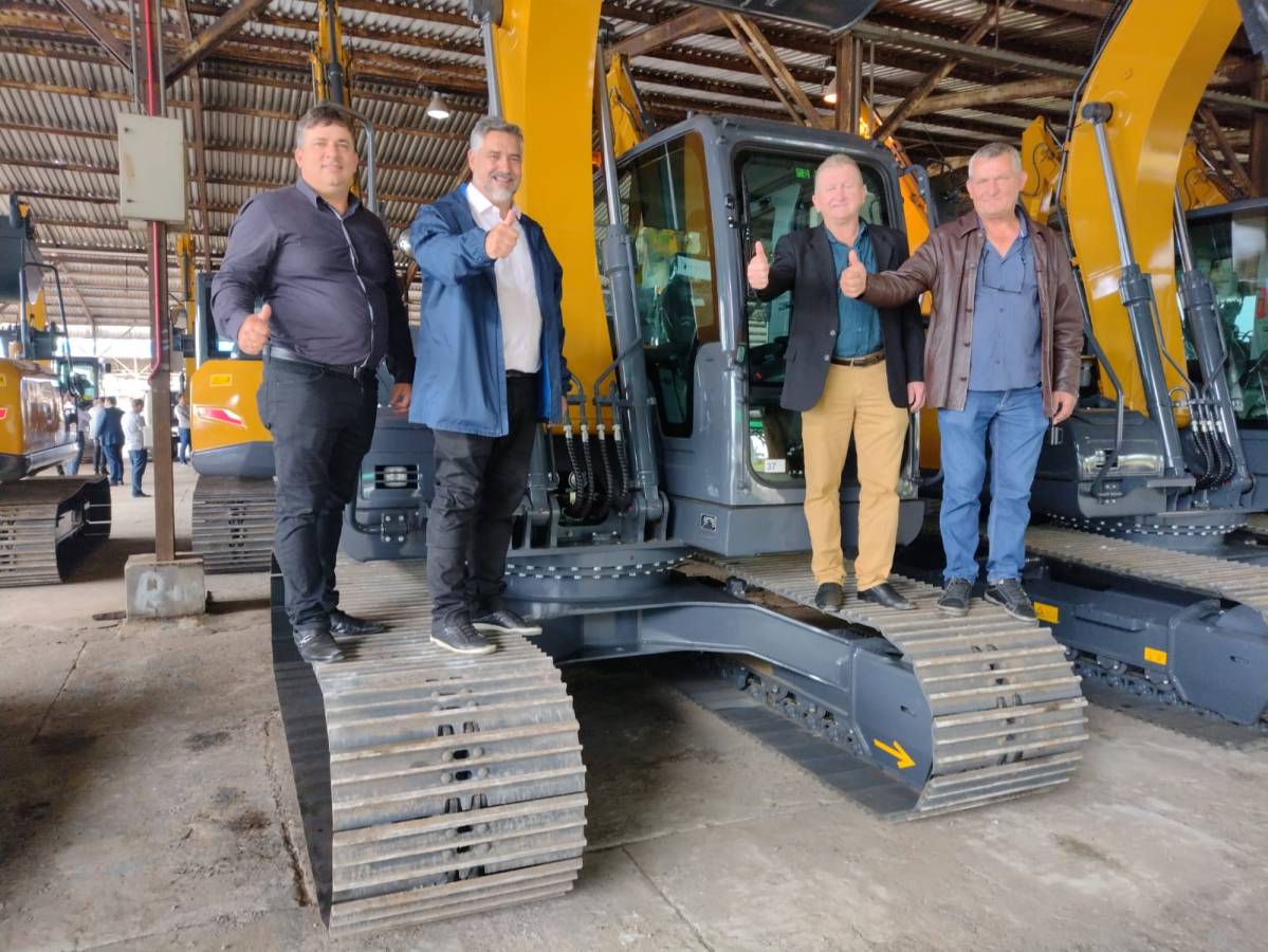 Município recebe Escavadeira Hidráulica