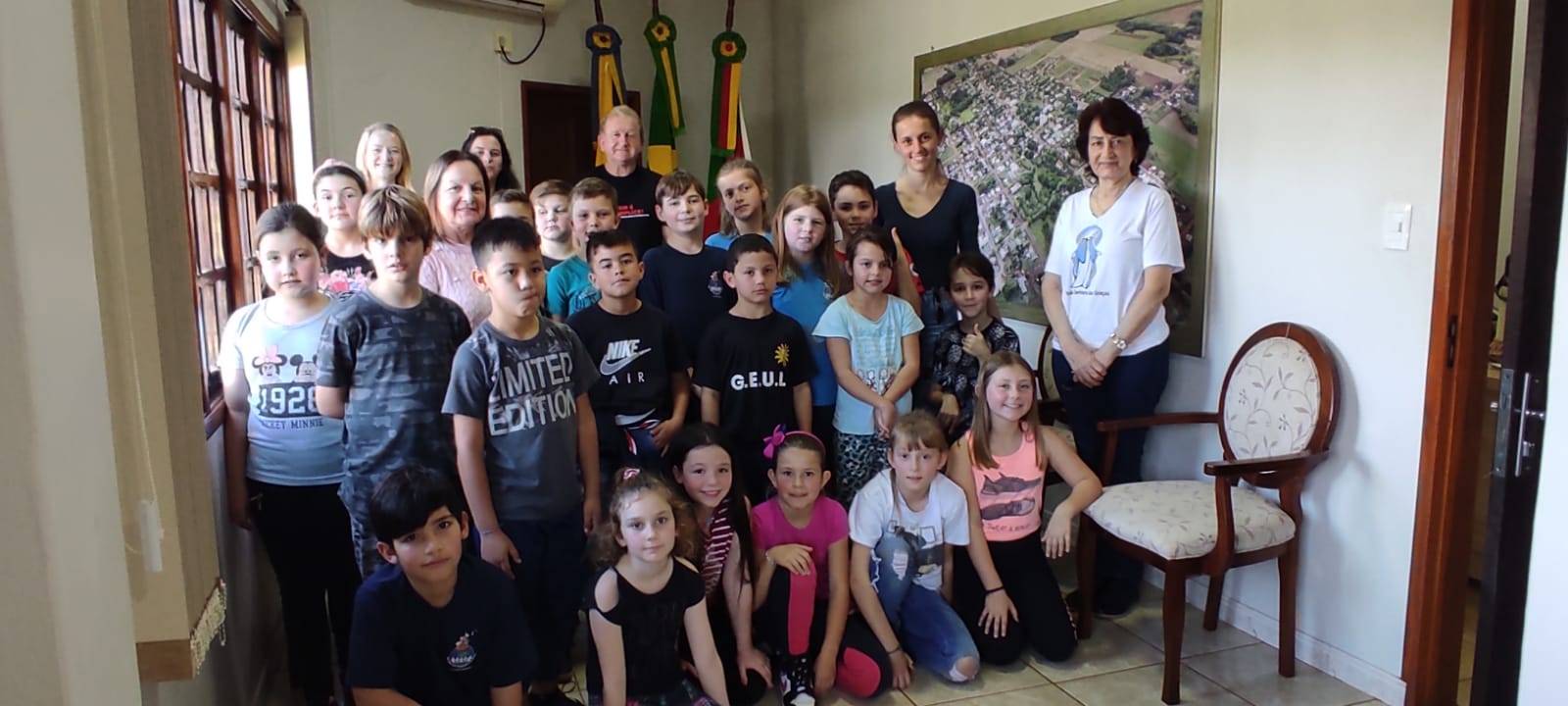 Prefeito Municipal recebe alunos no Gabinete