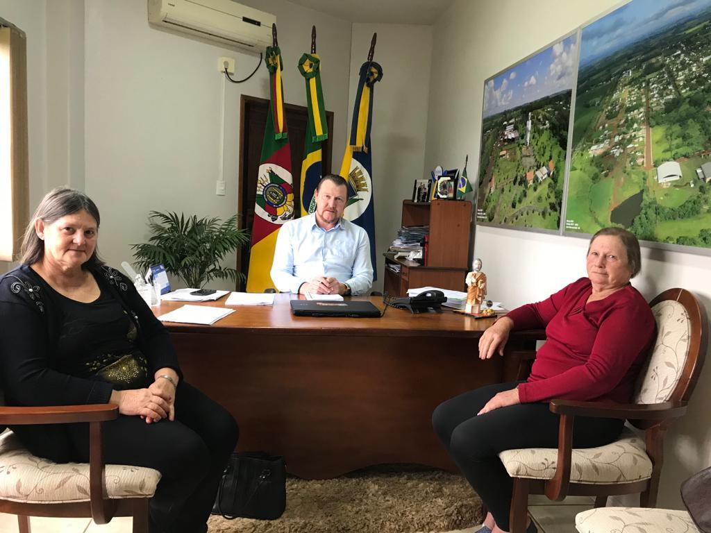 Prefeito Recebe Representantes do Grupo de Cambio São Pedro