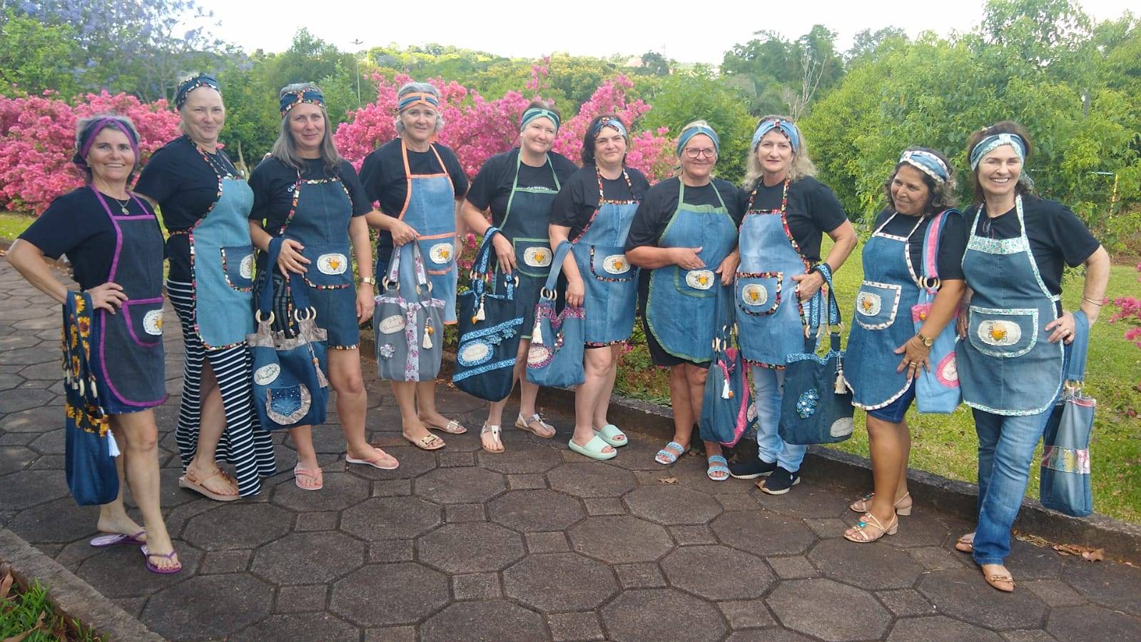 Grupo de participantes do Projeto “Gute Gemeinschaft” - “Comunidade do Bem” fazem confraternização de final de ano