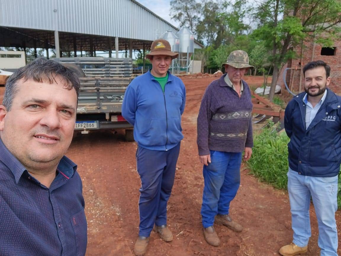 Equipe visita produtores e faz análise de solo para perfuração de poços