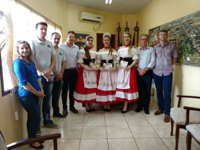 Comitiva de Salvador das Missões visita gabinete do Prefeito