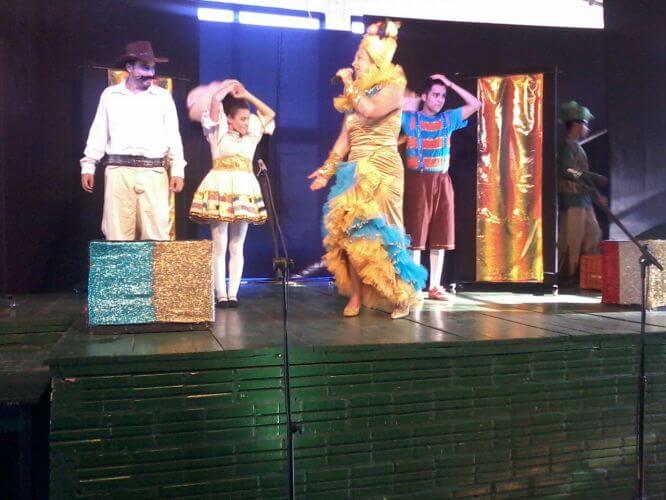 TEATRO LUZ E CENA APRESENTOU A PEÇA: ABRA A BOCA E FECHA OS OLHOS