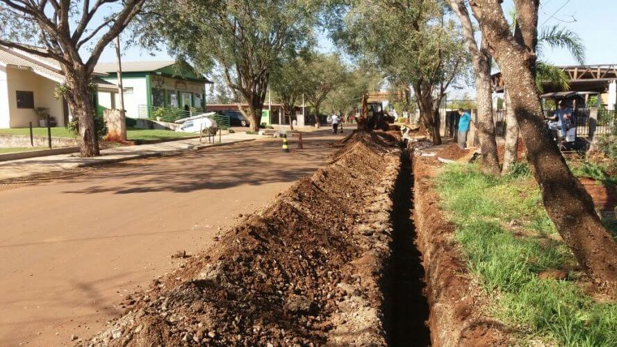 Colocação de tubos para drenagem
