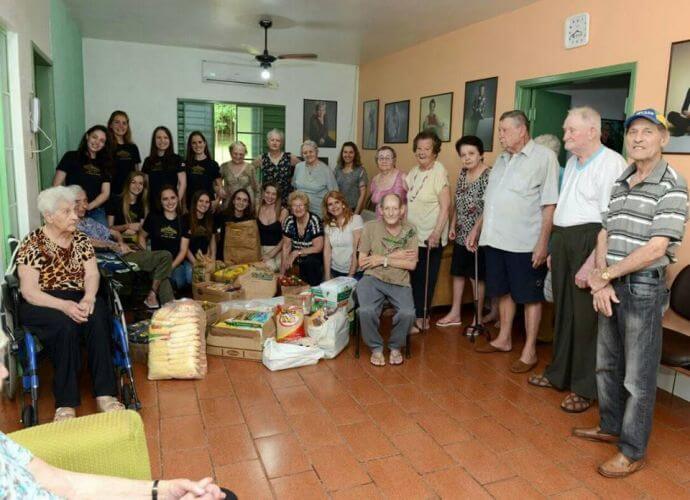 Candidatas a soberanas de São Pedro do Butiá visitam Lar do Idoso e APAE de Cerro Largo