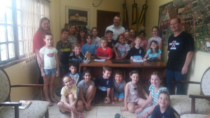 PREFEITURA MUNICIPAL RECEBE VISITA DE ALUNOS