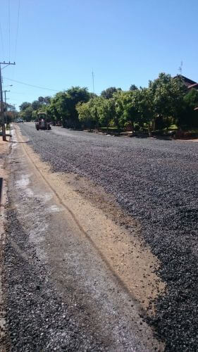Asfaltamento de rua da cidade