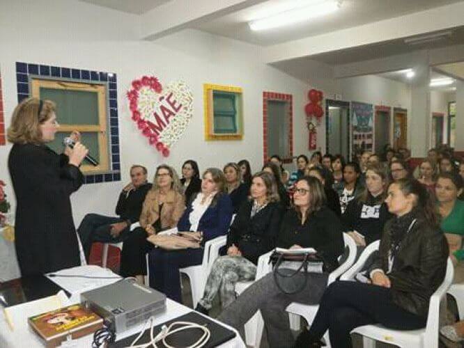 EMEI Arte e Vida comemora Dia das Mães