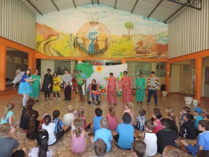 Apresentação de Teatro do Grupo Juntos Somos Mais na Escola Municipal