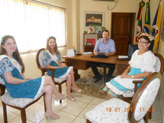 Prefeito recebe Comitiva da 24ª Kerbfest de São Paulo das Missões