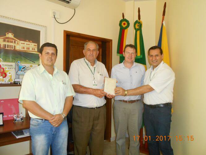 Prefeito Martinho recebe Equipe da Cermissões