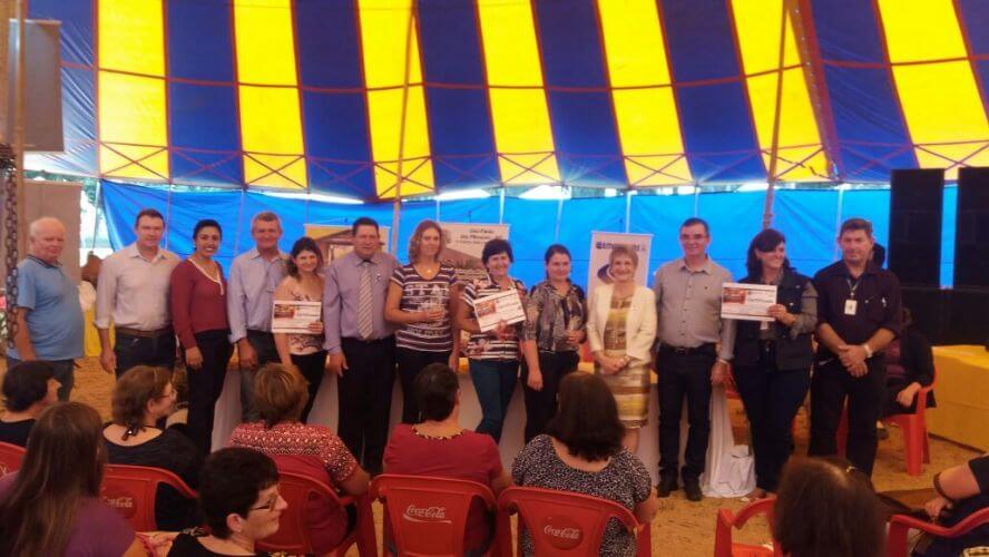 Grupo de mulheres  participa da 5ª Expoleite