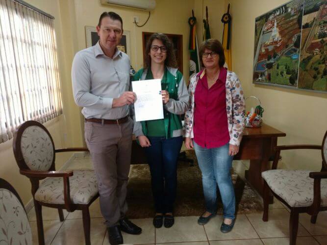 Prefeito nomeia professora