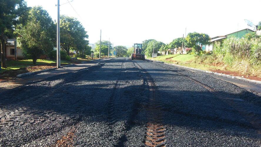 CONCLUÍDA MAIS UMA QUADRA DE PAVIMENTAÇÃO ASFÁLTICA