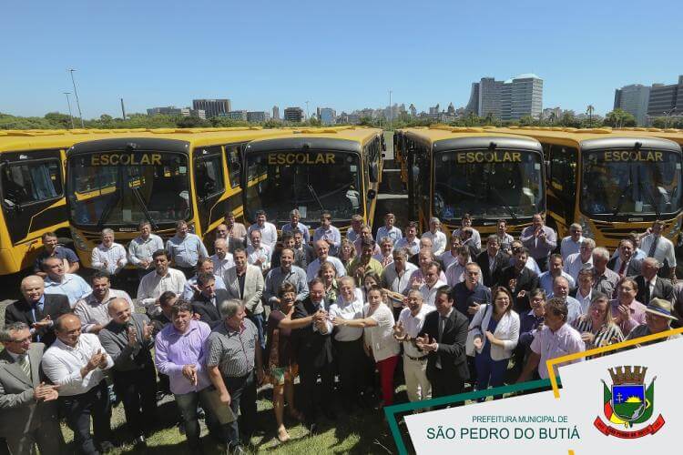 SECRETARIA DE EDUCAÇÃO COMEMORA A ENTREGA DO TERCEIRO ÔNIBUS EM 2014